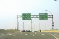安裝在高速路上的門(mén)架式標(biāo)志